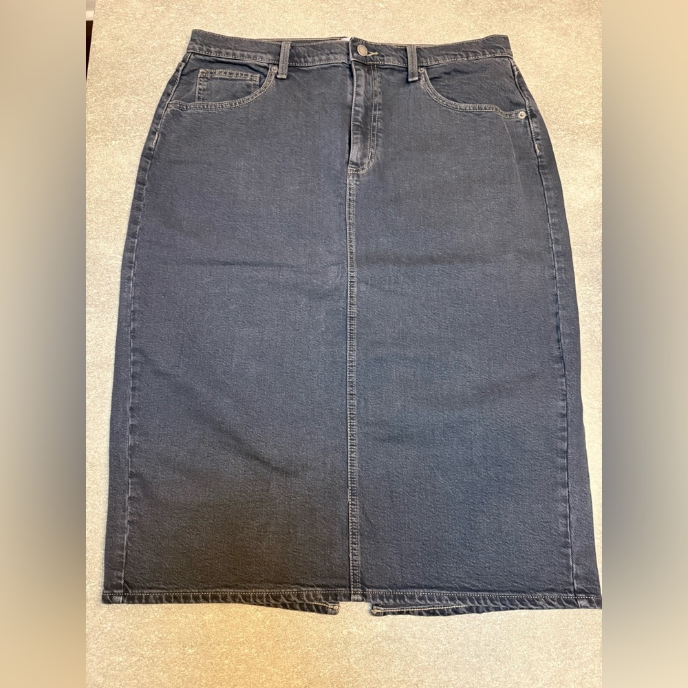 NWOT Women's High-Rise
Denim Midi Skirt -
Universal Thread™ Black
Wash 14 - Picture 4 of 10